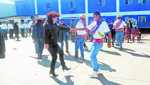 Internos bailan y gozan  por rehabilitación en penal (VIDEO)