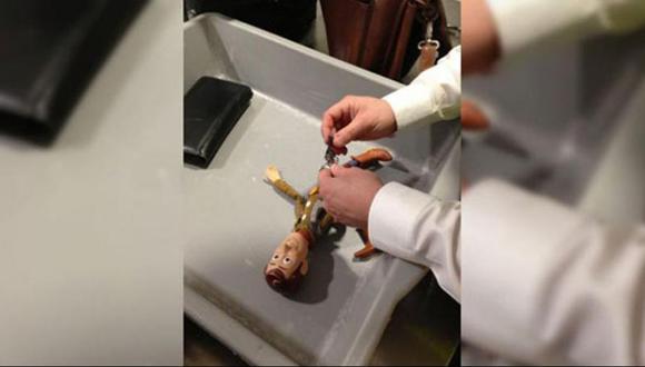 Confiscan pistola de juguete de "Woody" de Toy Story