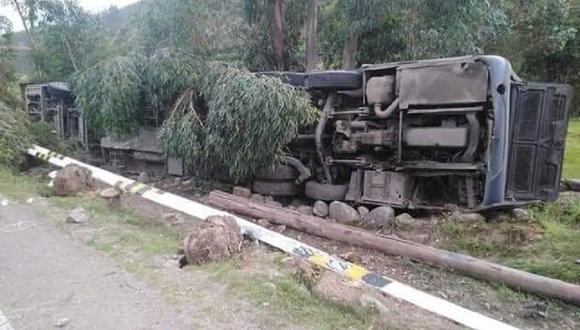 Despiste y volcadura de bus en Chaupi. Efectivos policiales de la región Huancavelica auxiliaron a pasajeros lesionados y falta uno de los fallecidos por identificar