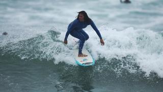 Campeona de surf disfruta de las olas en playa de Punta Hermosa (FOTOS)