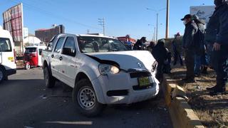 Violento choque de vehículos deja daños materiales en la salida a Puno