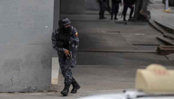 Un miembro de la Policía Nacional Bolivariana llega al área de enfrentamientos entre policías y presuntos integrantes de una banda criminal en los alrededores del barrio La Cota 905 de Caracas. (Yuri CORTEZ / AFP)