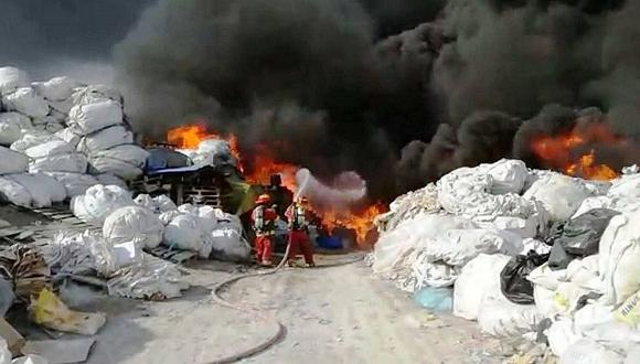​Ventanilla: incendio de gran magnitud consume taller de reciclaje (VIDEO)