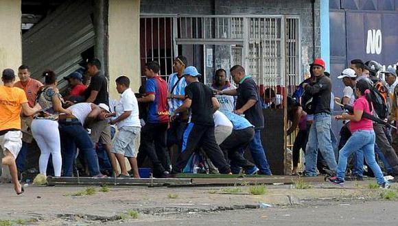 Venezuela: Así se pelean por un saco de cebollas (Vídeo) 