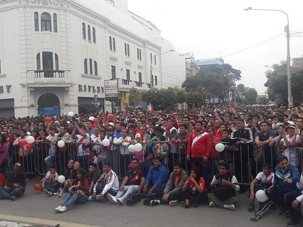 Calles de Chiclayo quedan vacías, familias enteras ven el debut de Perú en el Mundial