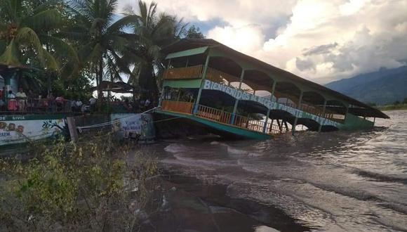 Estructura quedó parcialmente hundida en el río Apurímac. (Foto: Facebook)