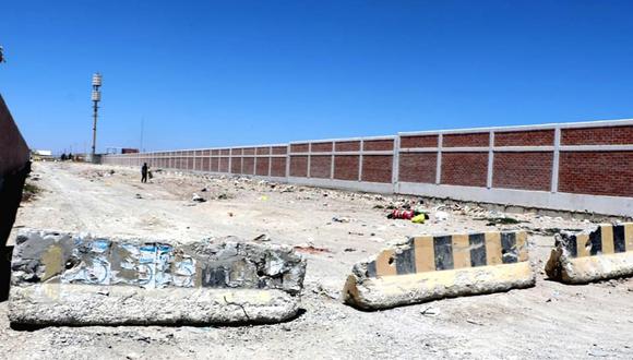 Municipio de Paita coloca bloques de cemento en alrededores de hospital para que no boten basura. (Foto: Municipalidad de Paita)