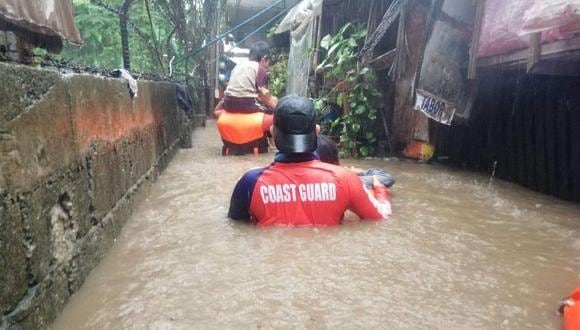 Imagen muestra a los rescatistas evacuando a los residentes de sus casas inundadas en medio de las fuertes lluvias provocadas por el tifón Rai en la ciudad de Cagayán de Oro, en la isla sureña de Mindanao, Filipinas. (Foto: EFE)