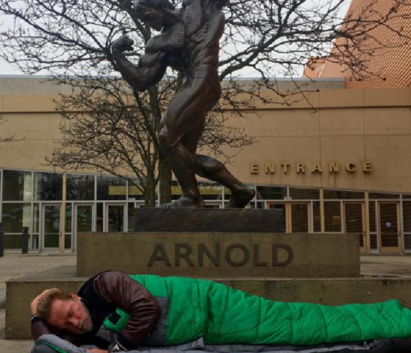 ​Arnold Schwarzenegger se hace pasar por mendigo y duerme bajo su propio monumento