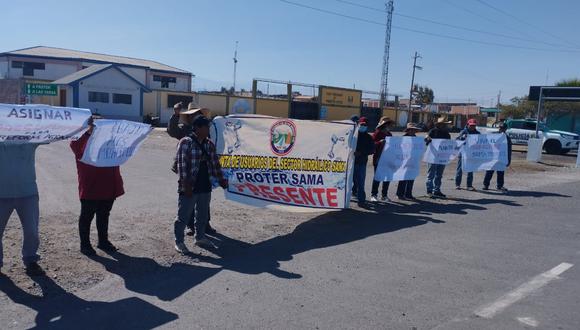 Agricultores de la Junta de Usuarios de Sama protestaron en la carretera Panamericana Sur.