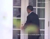 Video: Barack Obama se quedó encerrado fuera de la Casa Blanca 