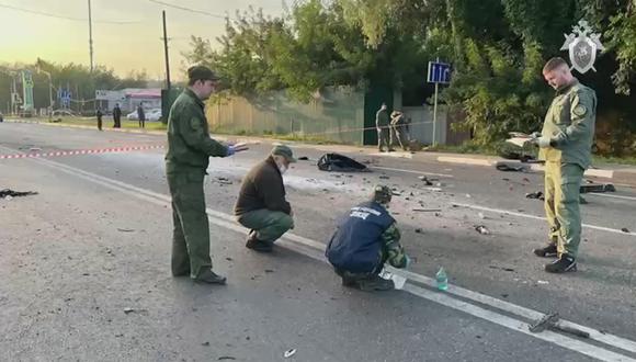 A still image taken from a handout video footage made available 21 August 2022 by the Russian Investigative Committee shows investigators working at the scene of a car explosion on Mozhaisk highway near the village of Bolshiye Vyazemi in the Odintsovo urban district in the Moscow region, Russia. In the evening of 20 August a Toyota Land Cruiser car blew up when the car was moving at full speed on a highway, and then burned.  (Foto: EFE/EPA/RUSSIAN INVESTIGATIVE COMMITTEE)