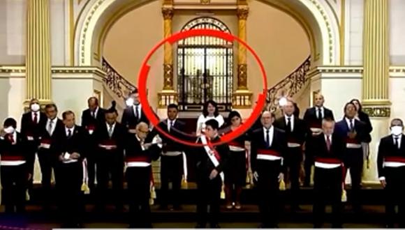 La silueta de dos personas durante la foto oficial del cuarto Gabinete del presidente Castillo ha causado interés en los cibernautas. Foto: América Noticias