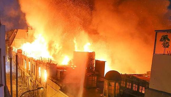 Incendio en Mesa Redonda que destruyó galería y almacenes se reavivó esta mañana (VIDEO y FOTOS)