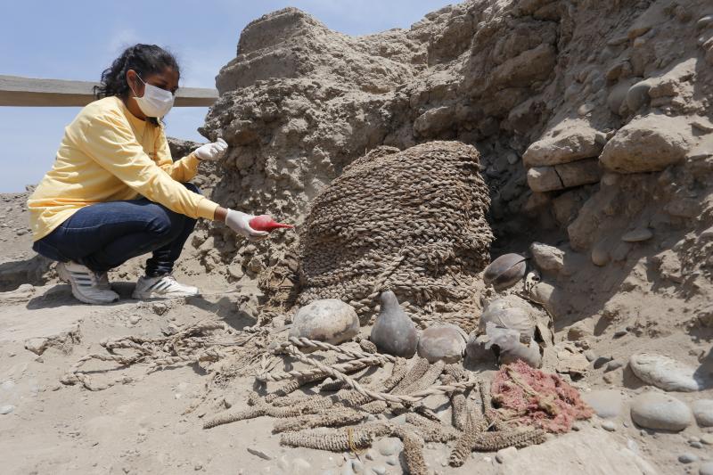 Hallan momias envueltas en fardos funerarios en Huaca Pucllana