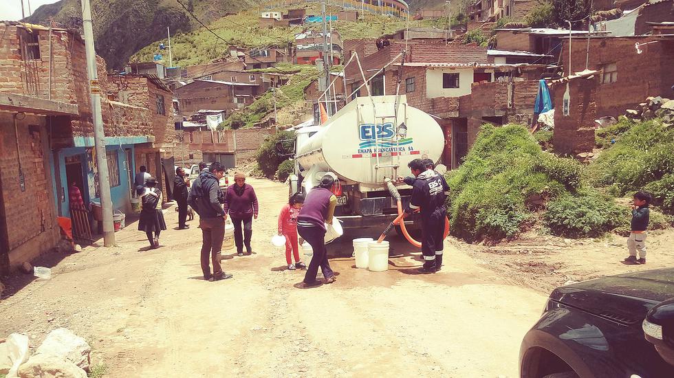 Dos mil usuarios se quedan sin agua y Emapa los abastece con cisternas