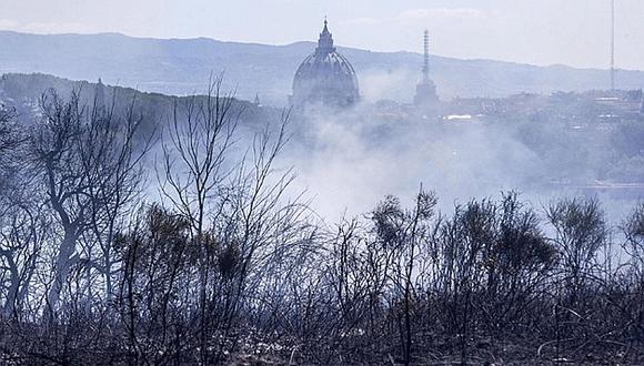 Roma: Incendio  arrasa 50 hectáreas y obliga a evacuar residencia y convento