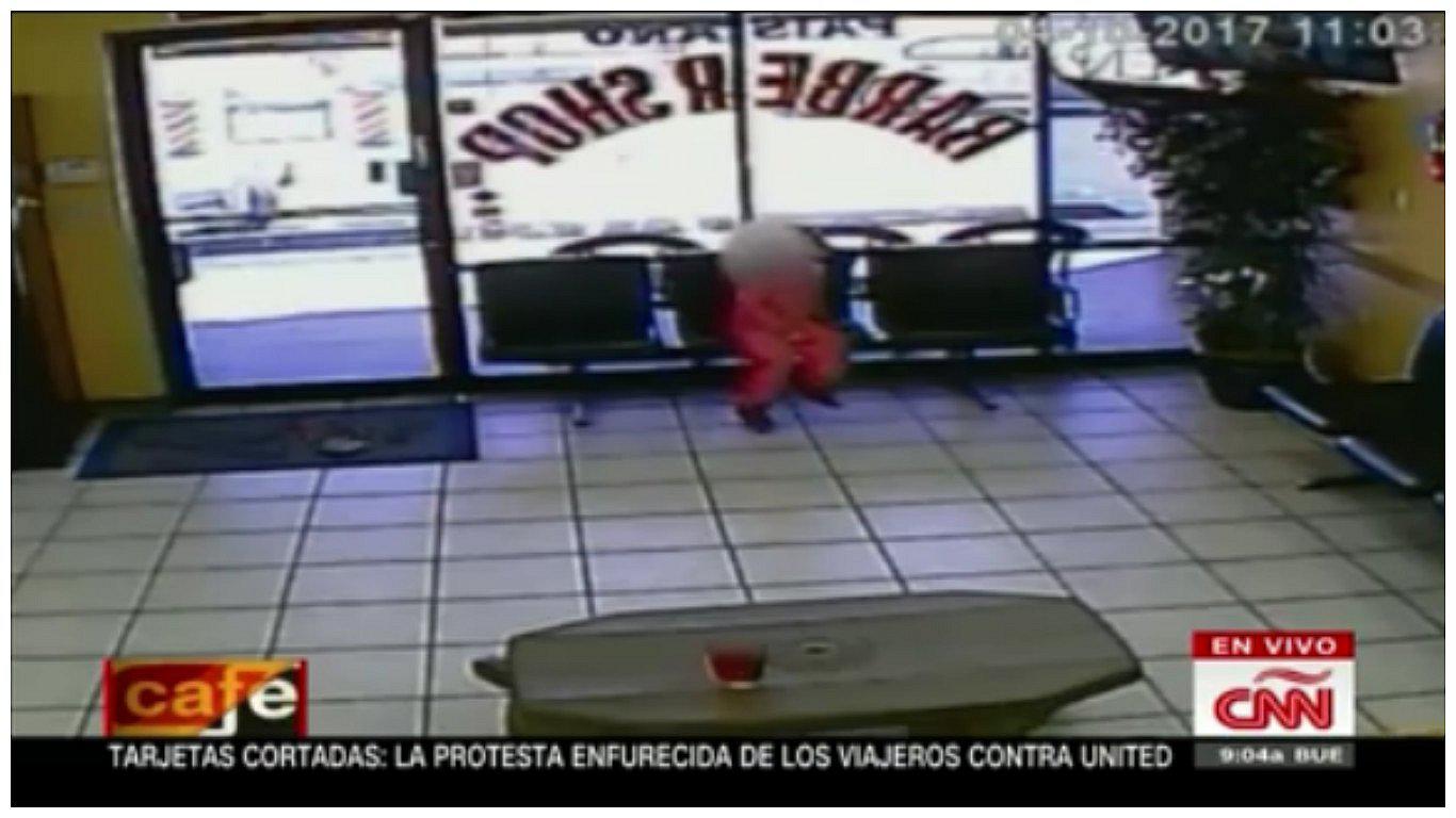 Facebook: el preciso momento en que niña esquiva las balas en medio de un tiroteo (VIDEO)