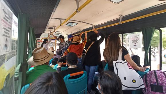 Buses llevan pasajeros parados sin cumplir el protocolo de sanidad| Foto: Eduardo Barreda