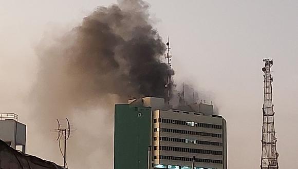 En las imágenes difundidas en redes sociales se ve que el humo sale de la parte alta del edificio, lo que causó preocupación entre los transeúntes y vecinos. (Foto: Fiorella Timoteo/Twitter)