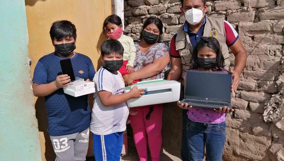 Donan laptop, impresora y celular para educación de hermanos en Chincha