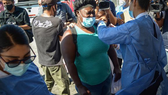 Una mujer de origen haitiano recibe la vacuna contra el COVID-19 en Tijuana, estado de Baja California (México). (Foto: EFE/ Joebeth Terriquez)
