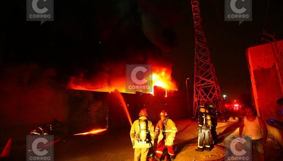 Incendio se registró en depósito de reciclaje en El Agustino (FOTOS Y VIDEOS)