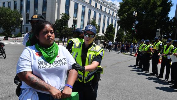 Activistas por el derecho al aborto son detenidos durante una manifestación cerca de la Corte Suprema de EE. UU. después de la anulación de Roe vs. Wade, en Washington, DC, el 30 de junio de 2022.  (Foto: Nicholas Kamm / AFP)