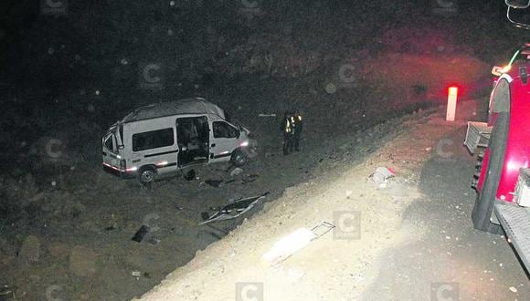 ILO: Minivan procedente de Arequipa cae a pendiente y mata a pasajero