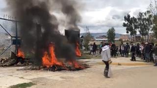 Huancayo: manifestantes prendieron fuego y trataron de entrar a mesa de diálogo con ministros
