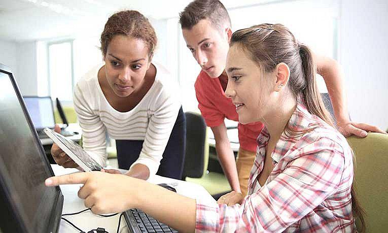 Estudia en una universidad europea con un solo click 