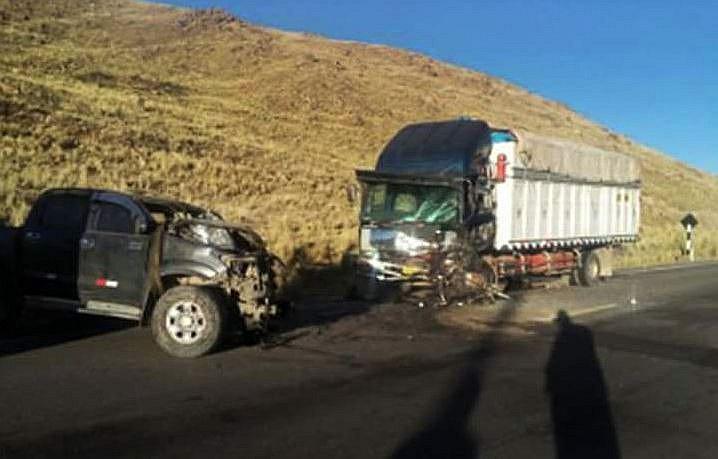 Alcalde queda herido y chofer fallece en choque frontal 