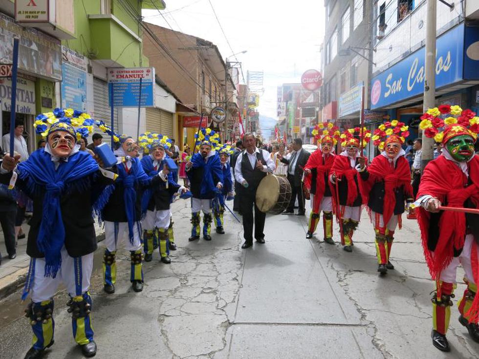 Colonia huamaliana baila a la Virgen del Carmen  