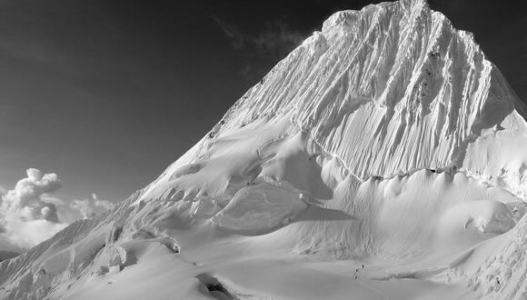 Áncash: Rescatan a una turista canadiense perdida en nevado Alpamayo 