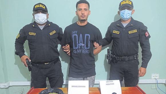 José Gregorio Velásquez, junto a las sustancias y objetos incautados, fue llevado a la Divincri. La PNP investiga si es parte de una banda de extorsionadores.