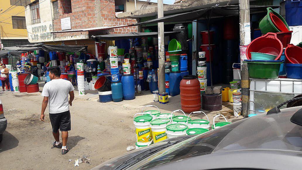 Ferreteros usan la vía pública como aparador, mientras que los ambulantes colocan tranqueras en las pistas