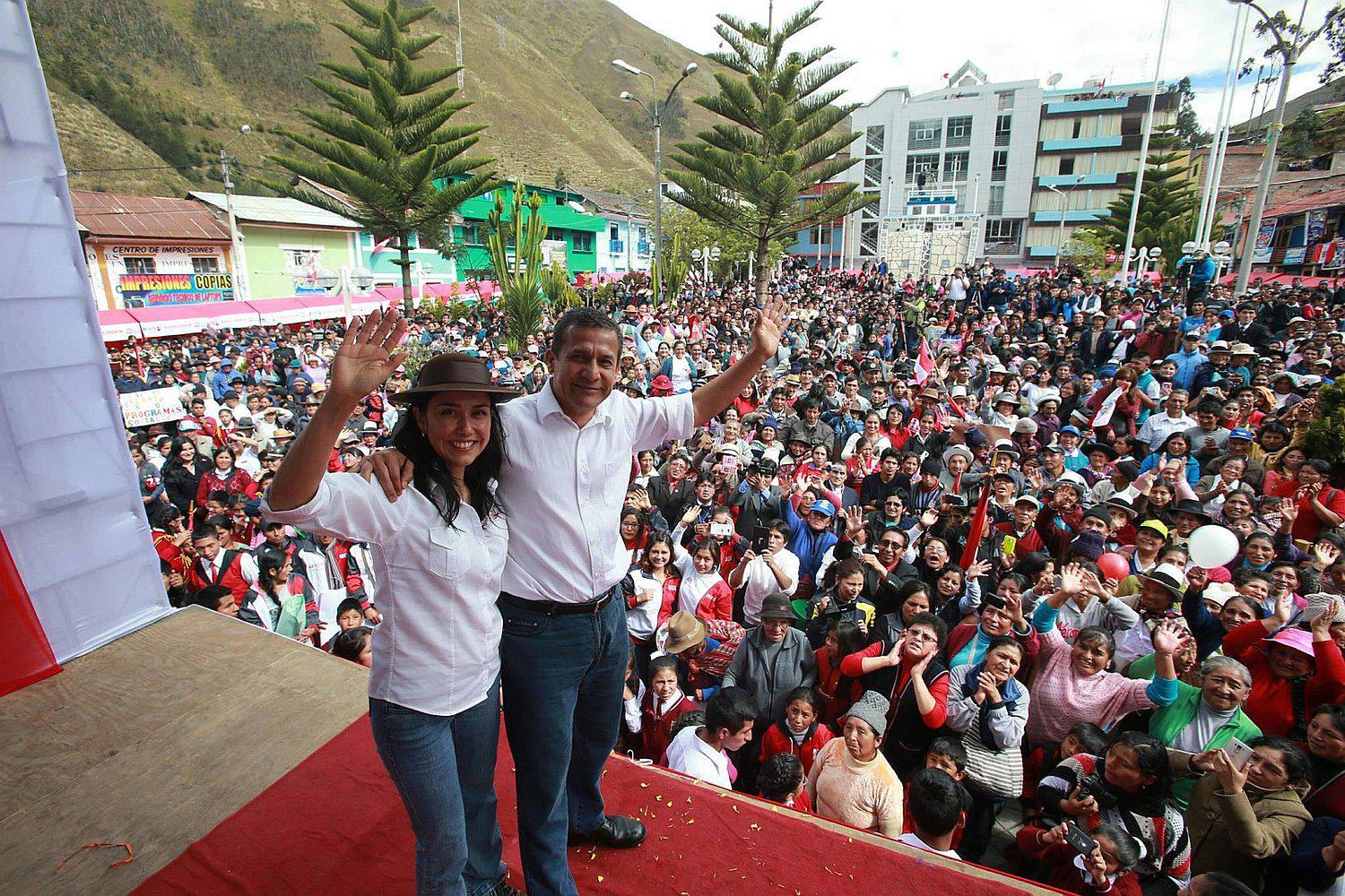 Población de Paucartambo le canta cumpleaños feliz a Nadine Heredia