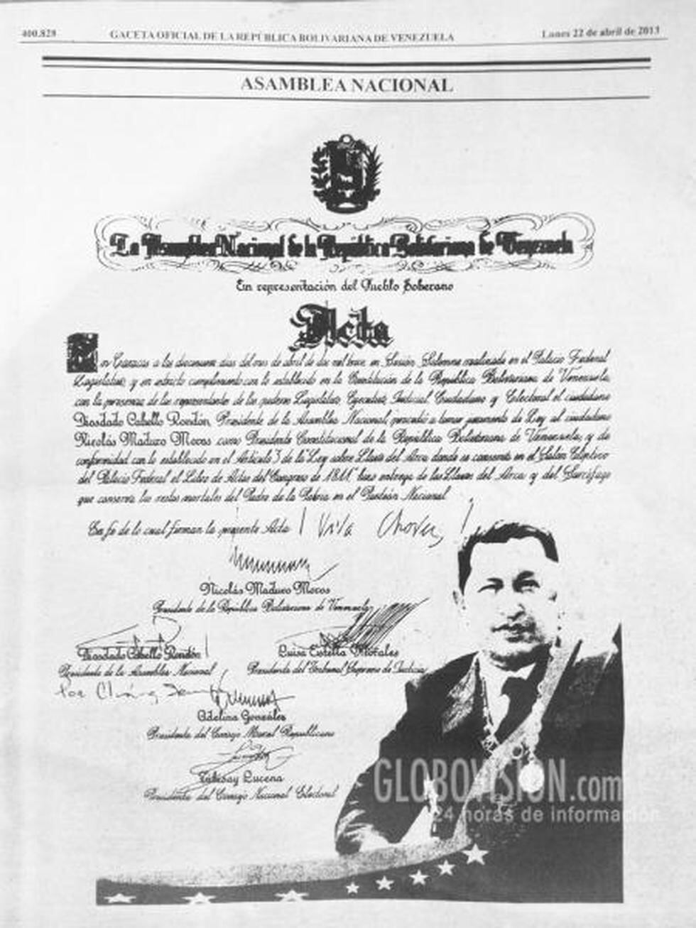 Maduro firma su juramentación en acta con la imagen de Hugo Chávez