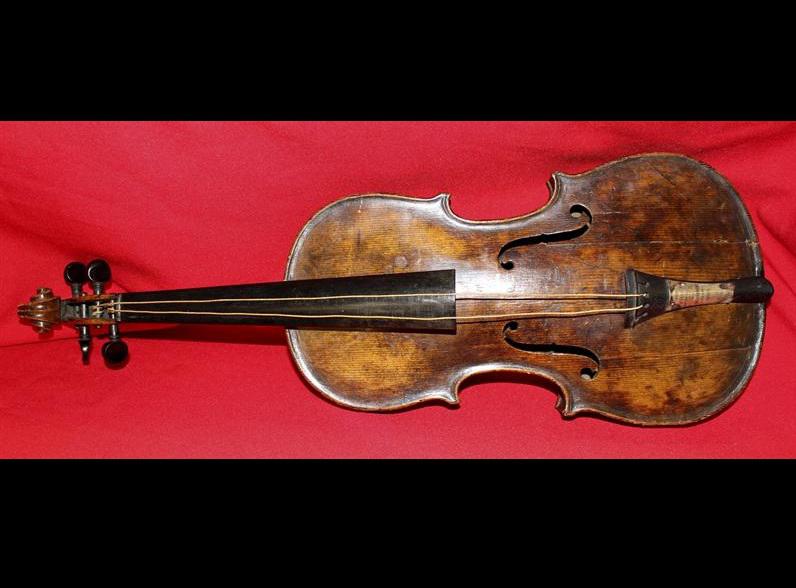 Exhibirán violín usado por orquesta del Titanic