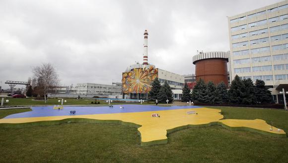 Un enorme mapa de Ucrania con los colores de la bandera nacional se ve frente a la planta de energía nuclear de Yuzhnoukrainsk en la ciudad de Yuzhnoukrainsk, región de Mykolaiv, 300 kilómetros (185 millas) al sur de Kiev, el 25 de noviembre de 2015. (Foto por ANATOLII STEPANOV / AFP)