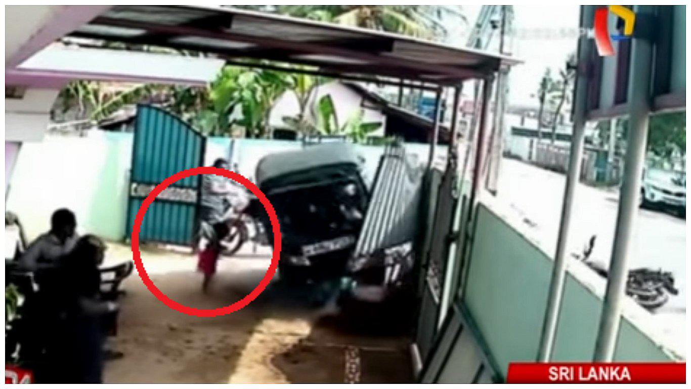 YouTube: ¡Increíble! niña salvó de morir aplastada por mototaxi (VIDEO)