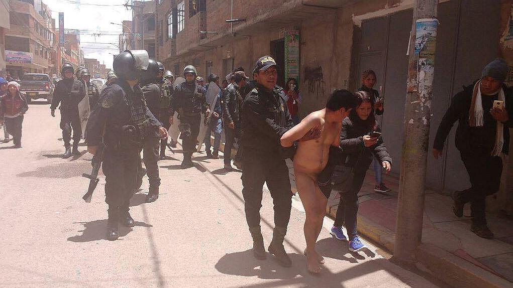 Golpean y desnudan a presunto ladrón de celular en Juliaca