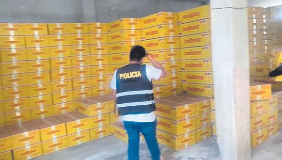 Efectivos policiales logran recuperar productos tras intervenir un almacén en el asentamiento humano José Olaya, en Casma.