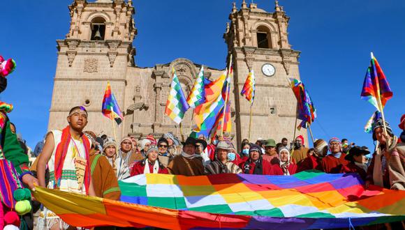 Las autoridades posan en la Plaza Mayor de la ciudad de Puno. Foto (Municipalidad Provincial de Puno)