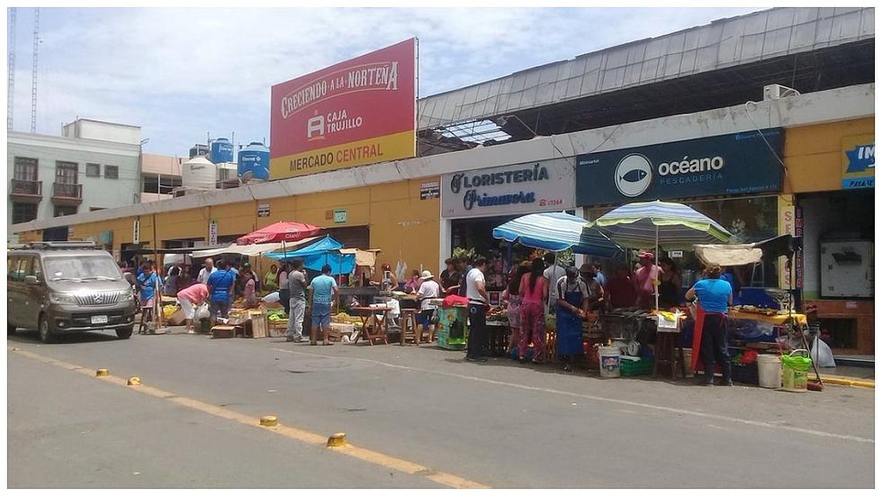 Comerciantes ofrecen sus productos en los exteriores del Mercado Central (VIDEO)