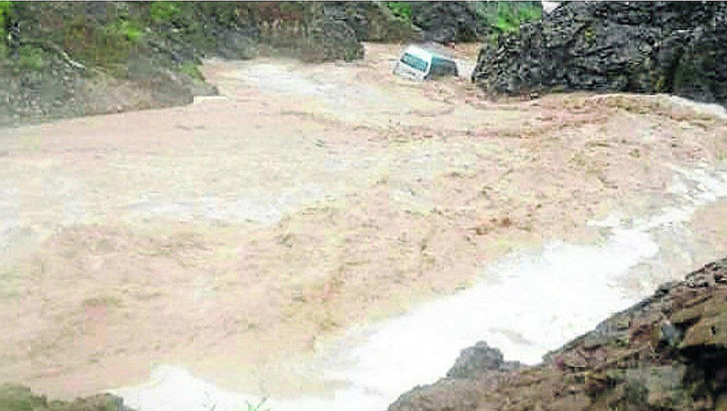 Piura: Combi es arrastrada en caleta La Islilla