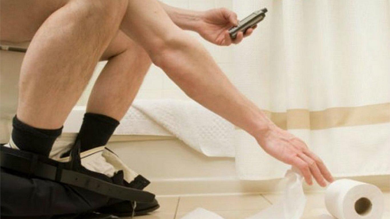 Instituto Nacional de Salud: ​usar el celular en el baño es un riesgo para la salud