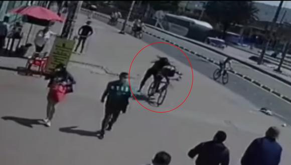 El clip del video muestra cómo la mujer corre hacia el hombre y lo sorprende saltando sobre su espalda para abordarlo y recuperar lo robado. (Foto: captura de video)