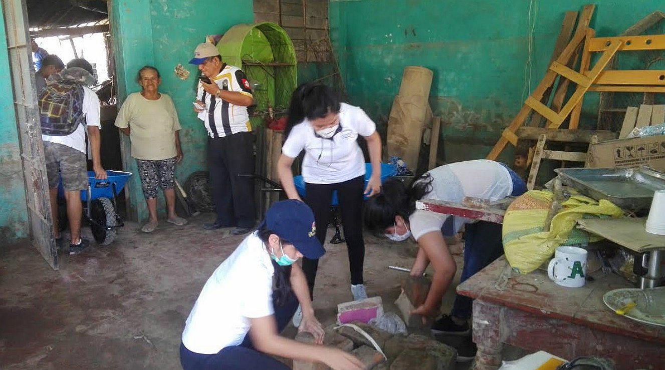 Trujillo: Alumnos de COAR apoyan en limpieza de casas en Río Seco (VIDEO) 
