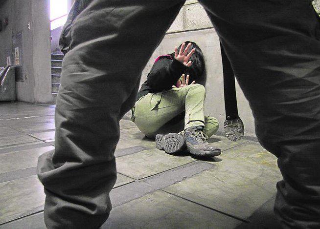 Marido infiel golpea a su mujer al verse sorprendido